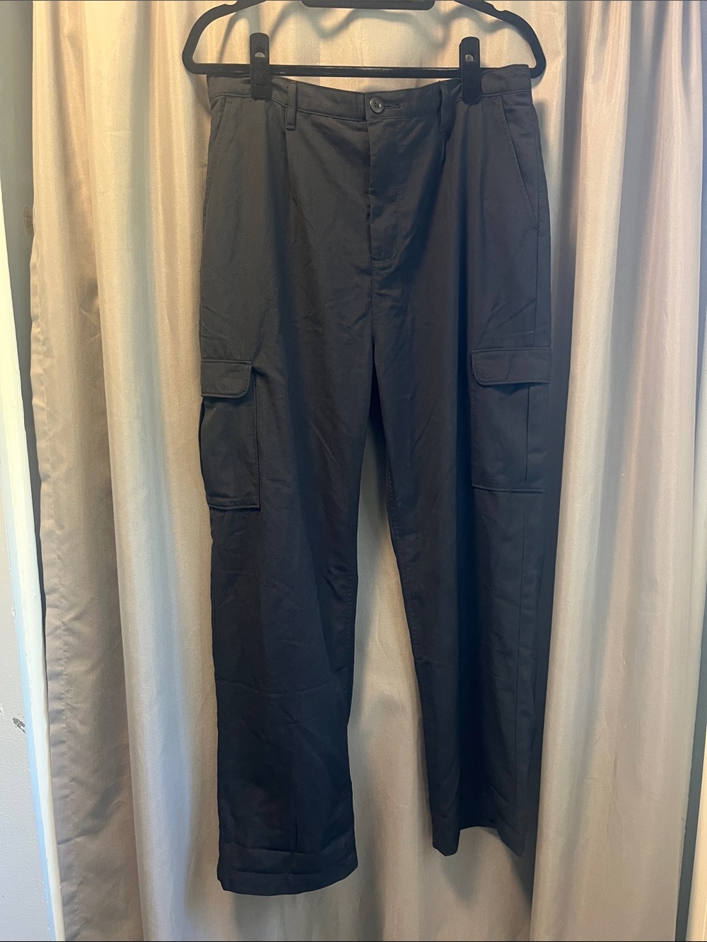 Vans lightweight cargo pants, timeless design.